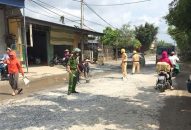 CSGT dọn đá rơi vãi trên đường, đảm bảo ATGT