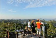 Trả lại tài sản bị rơi cho khách du lịch nước ngoài tại Cát Bà