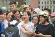 Áp lực chờ con thi, phụ huynh bật khóc