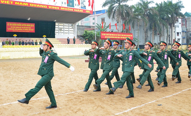 Các đơn vị LLVT, dân quân tự vệ tham gia diễu hành. Ảnh: Trung Kiên