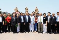 Thủ tướng Nguyễn Xuân Phúc và đoàn cựu sinh viên Trường đại học Kinh tế quốc dân thăm thành phố Hải Phòng