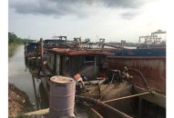 Bắt 2 tàu khai thác cát trái phép trên sông Kinh Thầy