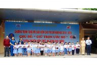 Trường tiểu học Đinh Tiên Hoàng  Gần 500 học sinh được tặng mũ bảo hiểm