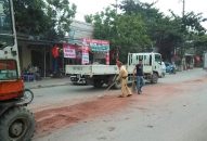 Dọn đất đá rơi vãi trên đường, đảm bảo TTATGT
