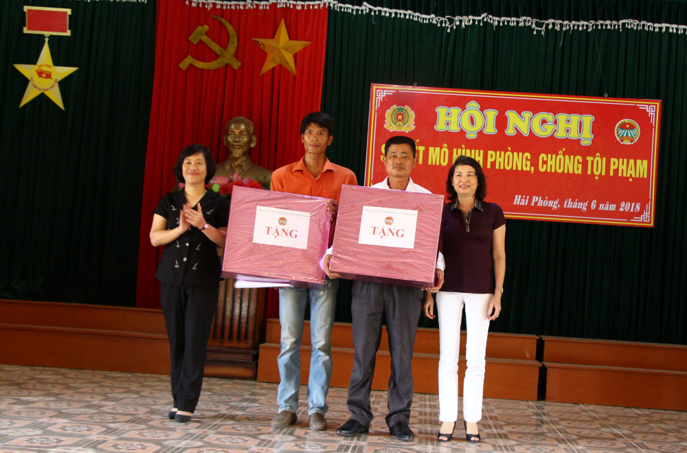 Tặng qu&agrave; c&aacute;c điển h&igrave;nh t&aacute;i h&ograve;a nhập cộng đồng