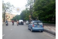 Tái diễn việc đỗ ô tô tại dải trung tâm thành phố