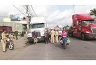 Tích cực vận động các lái xe không dừng đỗ, mua bán tại các điểm kinh doanh lấn chiếm lòng, lề đường