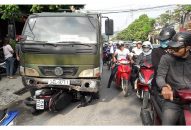 Nam thanh niên suýt chết dưới gầm xe tải