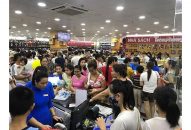 Khan hiếm sách giáo khoa lớp 1: Phụ huynh đôn đáo tìm mua, nhà sách chờ nguồn cung ứng