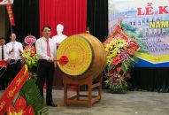 Phó Chủ tịch UBND thành phố Lê Khắc Nam dự, đánh trống khai giảng tại trường THCS Hồng Bàng