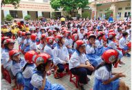 Trường tiểu học Đinh Tiên Hoàng  Gần 500 học sinh được tặng mũ bảo hiểm