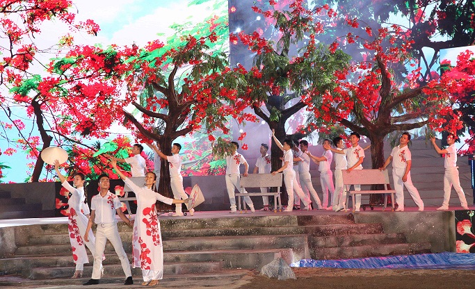 Lễ hội Hoa Phượng Đỏ là một trong những lễ hội văn hóa đặc sắc và hấp dẫn nhất ở Hà Nội. Đón xem hình ảnh về Lễ hội này để cảm nhận sự tươi vui, sôi động của đời sống văn hóa của Thủ đô.