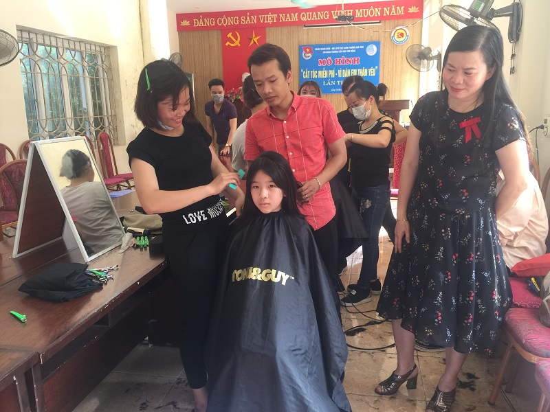 Đào tạo nghề cắt tóc miễn phí cho bạn trẻ khó khăn