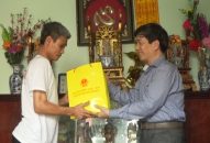 Đoàn Đại biểu Quốc hội thành phố thăm, tặng quà gia đình chính sách, người có công