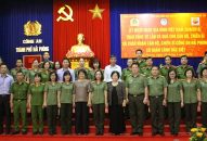 Trao xe lăn và quà tặng CBCS, thân nhân CBCS