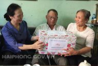 Phó Bí thư Thường trực Thành ủy thăm, tặng quà các gia đình nạn nhân chất độc da cam/dioxin