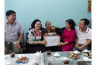 Trao quà, tiền phụng dưỡng Mẹ Việt Nam Anh hùng Nguyễn Thị Hảo