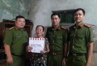 Công an phường Trần Nguyên Hãn, Lê Chân: Thăm, tặng quà cựu thanh niên xung phong