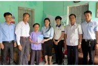 Công ty TNHH MTV Xi măng Vicem Hải Phòng trao 12 suất quà tặng các Mẹ Việt Nam Anh hùng ở Vĩnh Bảo