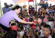 Phó Bí thư Thường trực Thành ủy đi thăm, tặng quà một số tập thể, cá nhân nhân dịp Tết Trung thu 2018