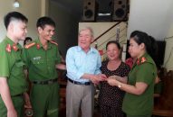 Trao sổ hộ khẩu tại nhà cho người dân