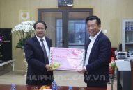 Bí thư Thành ủy, Chủ tịch HĐND thành phố thăm, tặng quà và chúc Tết gia đình chính sách, người có công tiêu biểu