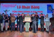Đông A gia phái nhận bằng vinh danh của Hội Kỷ lục gia Việt Nam