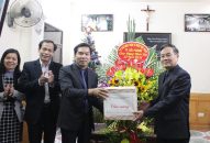 Chủ tịch Ủy ban MTTQ Việt Nam thành phố chúc mừng giáng sinh Ủy ban Đoàn kết Công giáo Việt Nam thành phố 14: