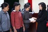 Bảo hiểm xã hội thành phố: Tặng quà Tết 50 hộ nghèo huyện Vĩnh Bảo