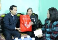 Chủ tịch Ủy ban MTTQ Việt Nam thành phố thăm, tặng quà gia đình có hoàn cảnh khó khăn