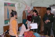 Phòng Quản lý Xuất nhập cảnh: Tặng quà Tết tại đơn vị kết nghĩa