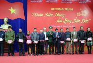 Trao hơn 300 suất quà tại chương trình “Xuân Biên phòng – Ấm lòng dân đảo”