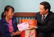 Trưởng Ban Nội chính Thành ủy thăm, chúc tết gia đình chính sách