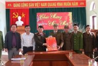 CAQ Đồ Sơn:  Trao quà của Phó Giám đốc CATP tặng các tập thể, cá nhân có thành tích xuất sắc trong phong trào toàn dân bảo vệ ANTQ