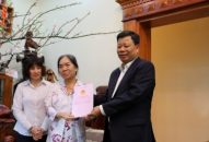 Lãnh đạo quận Lê Chân đến tận nhà người dân trao Giấy chứng nhận quyền sử dụng đất