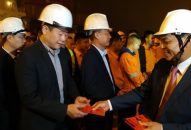 Chủ tịch UBND thành phố Nguyễn Văn Tùng thăm, tặng quà và chúc tết các đơn vị làm nhiệm vụ đêm giao thừa