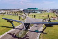 Rạng rỡ chữ “VIN” trên nền Hoa Phượng Đỏ