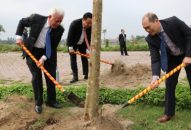 Phó Chủ tịch UBND TP Nguyễn Đình Chuyến trồng cây đầu năm mới tại huyện An Lão