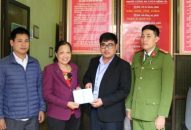 Trao trả sổ tiết kiệm trị giá 400 triệu đồng cho người bị mất