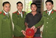 Người dân tự nguyện giao nộp 5,4 kg pháo nổ