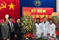 Phó Bí thư Thường trực Thành ủy thăm, tặng quà nhân dịp kỷ niệm 64 năm Ngày Thầy thuốc Việt Nam