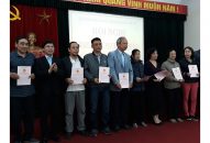 Quận Hồng Bàng trao giấy chứng nhận quyền sử dụng đất tại khu tái định cư cho 30 hộ dân