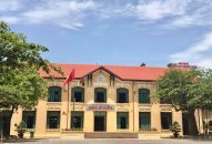 Ngôi trường cổ bên bờ sông Lấp