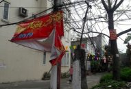 Băng zôn, khẩu hiệu rơi, gãy treo lửng lơ