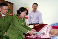 Đội Cảnh sát QLHC về TTXH – CAQ Lê Chân: Đến tận nhà trao hộ khẩu và cấp CCCD cho người có hoàn cảnh đặc biệt