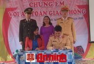 Đoàn thanh niên Phòng Cảnh sát Giao thông đường bộ – đường sắt: Trao quà 10 học sinh có hoàn cảnh khó khăn