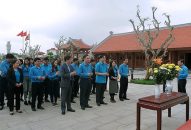 Thắp hương, báo công lãnh tụ Nguyễn Đức Cảnh