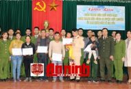 Đoàn thanh niên Khối CSND – CAHP và Đoàn thanh niên CAH Thủy Nguyên: Tặng quà cho 10 gia đình có hoàn cảnh khó khăn