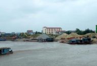 Vật liệu xây dựng “ủ giá” đợi hết đợt mưa phùn, gió nồm