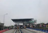 Lái xe ô tô đâm gãy ba – ri –e trạm thu phí QL10